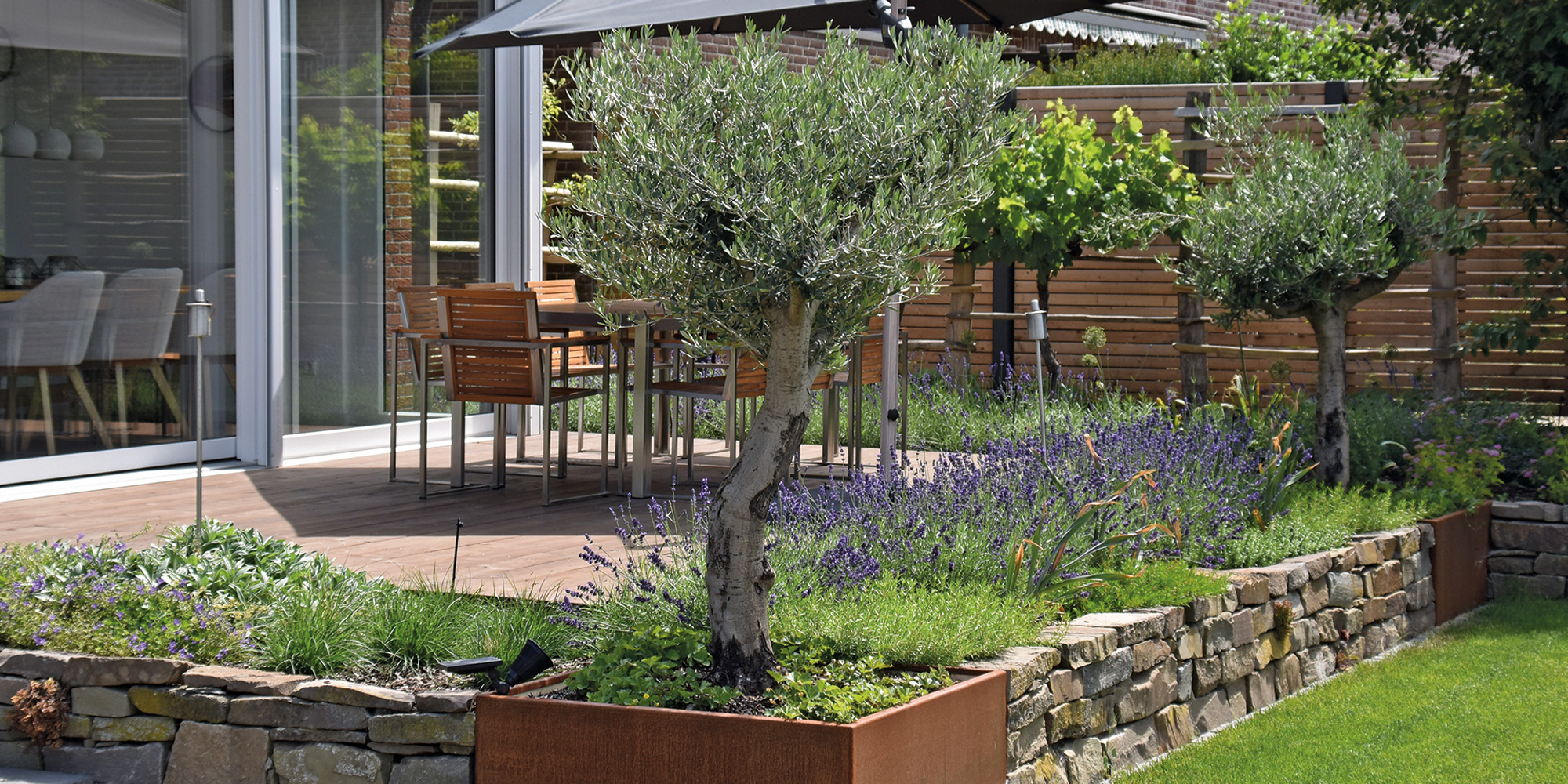 Professionelle Gartengestaltung mit Natursteinwegen